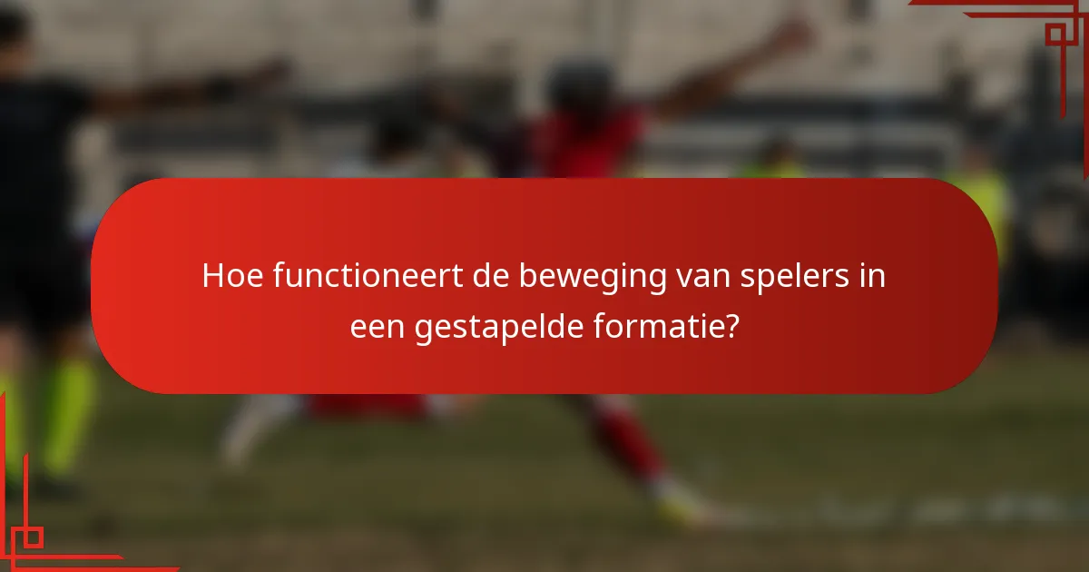 Hoe functioneert de beweging van spelers in een gestapelde formatie?
